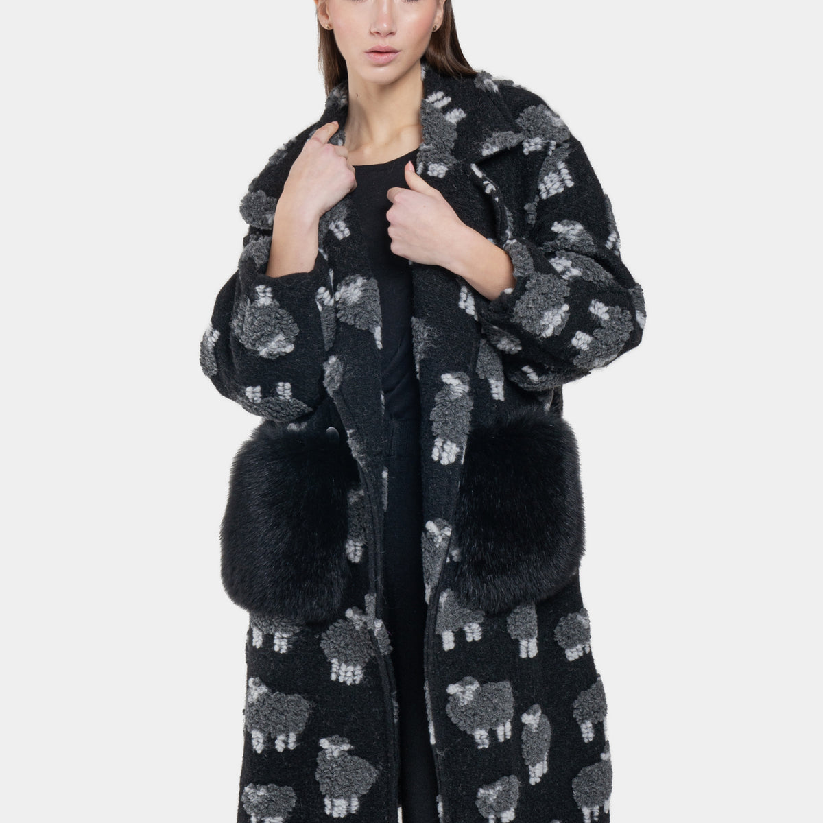 Regina Cappotto nero in cashmere con finitura in vera pelliccia 1200N main image 1