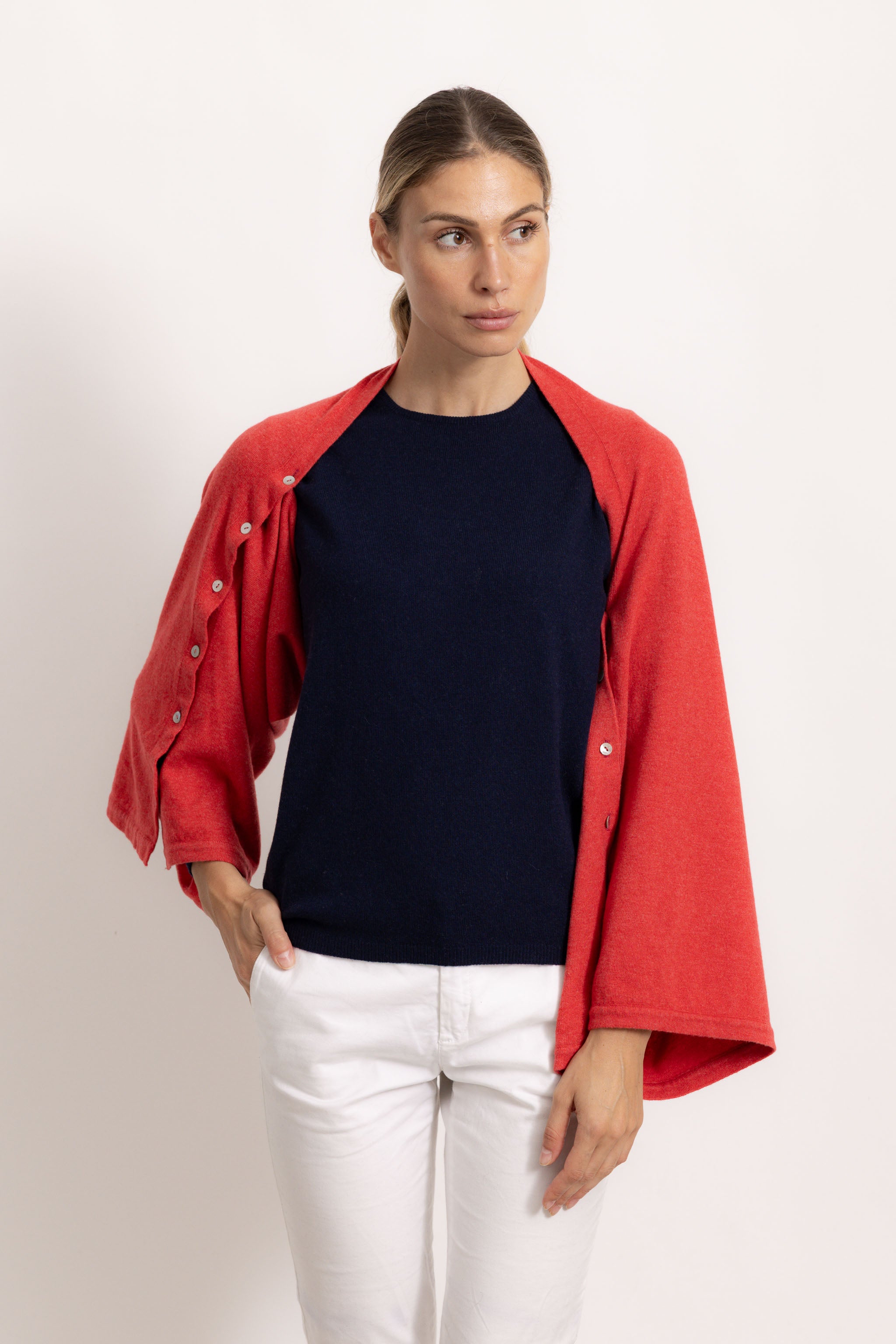 LAVINIA - Poncho con bottoni (Corallo)