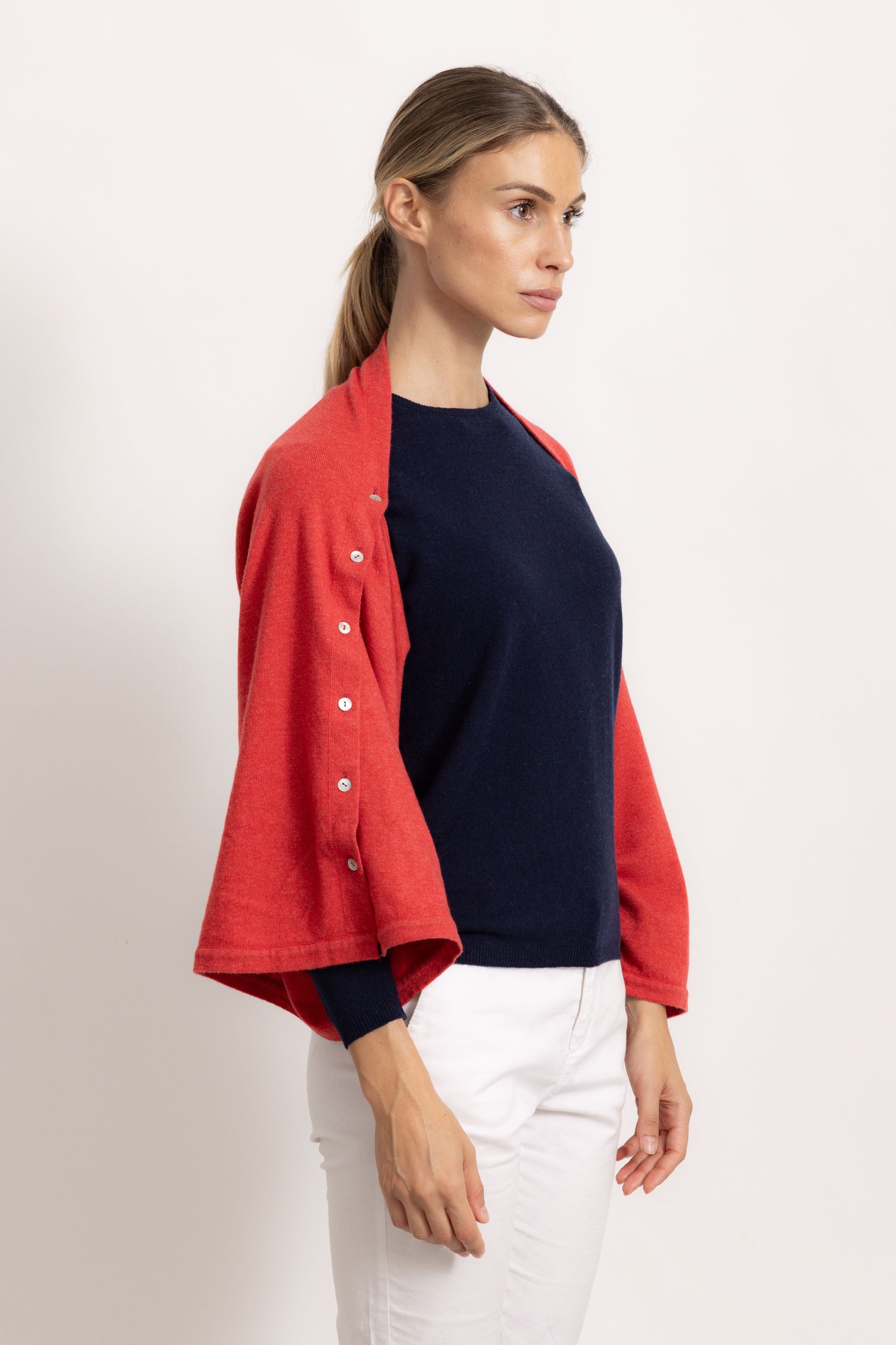LAVINIA - Poncho con bottoni (Corallo)
