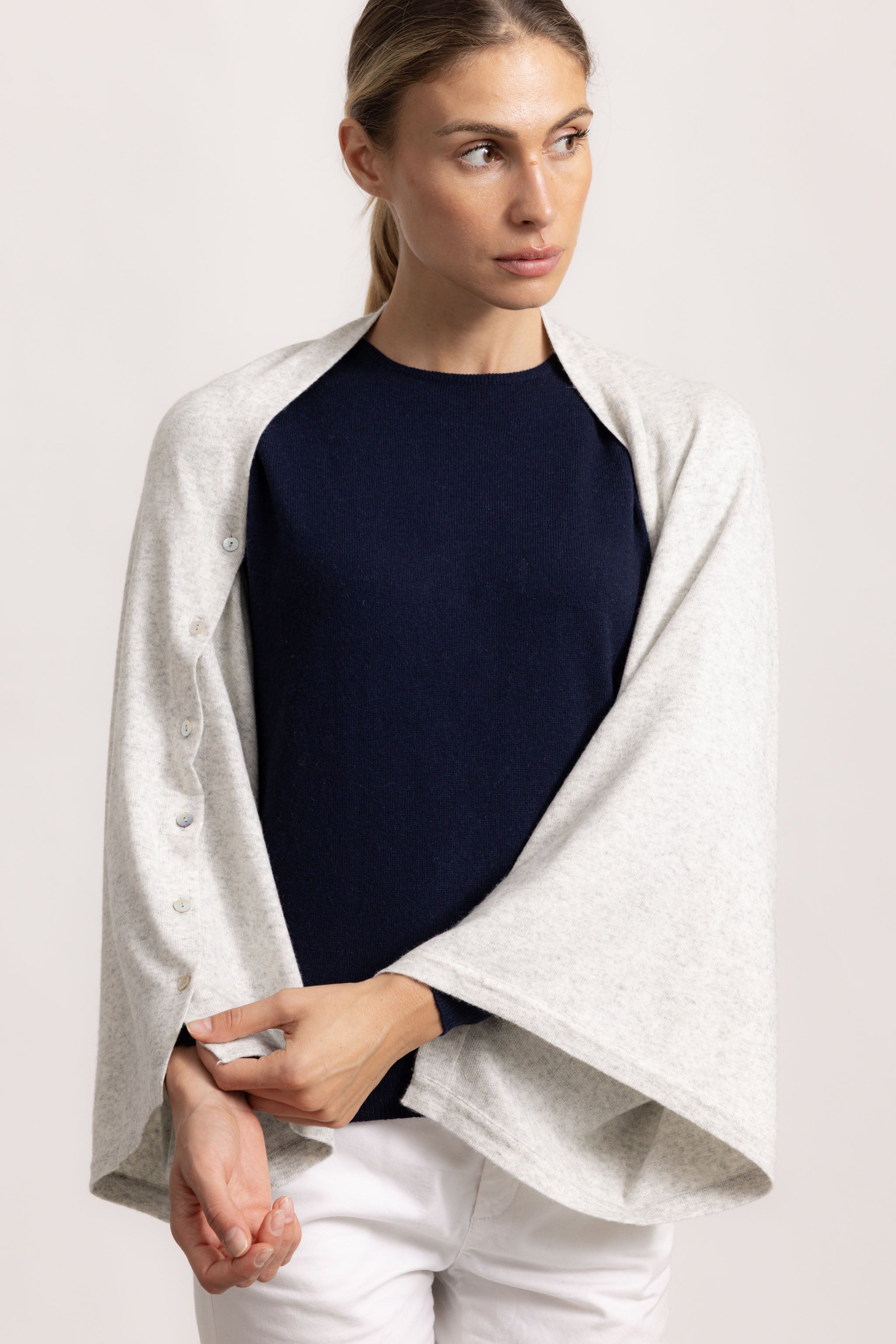 LAVINIA - Poncho con bottoni (Grigio)