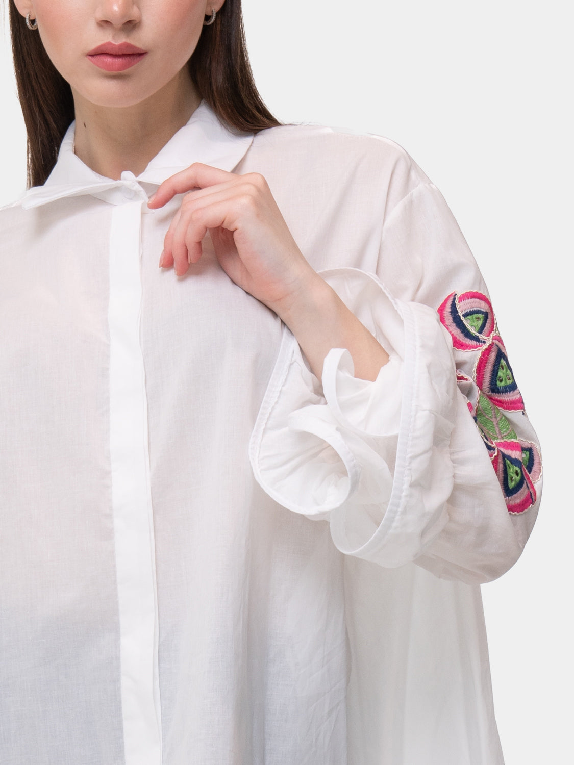 Camisa FLAMENCA - Rosas geométricas en el brazo - Rosa, azul y verde sobre blanco