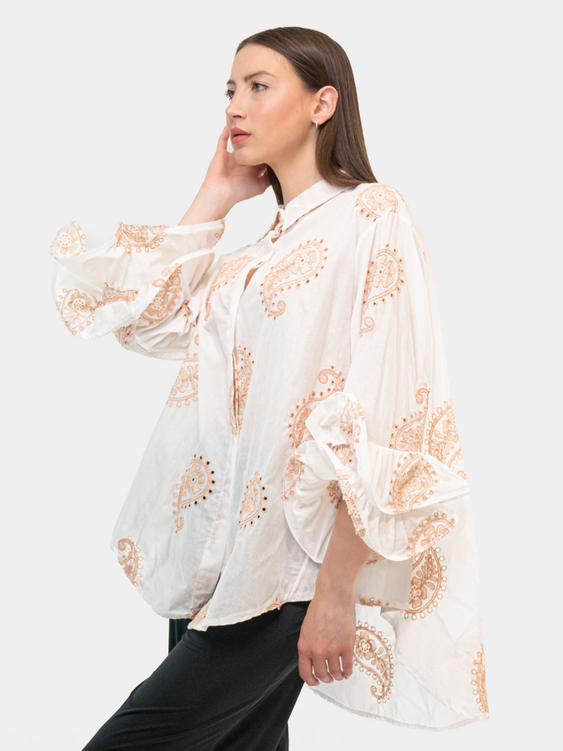 Camisa FLAMENCA - Estampado Geométrico Bordado en Mangas y Cuello