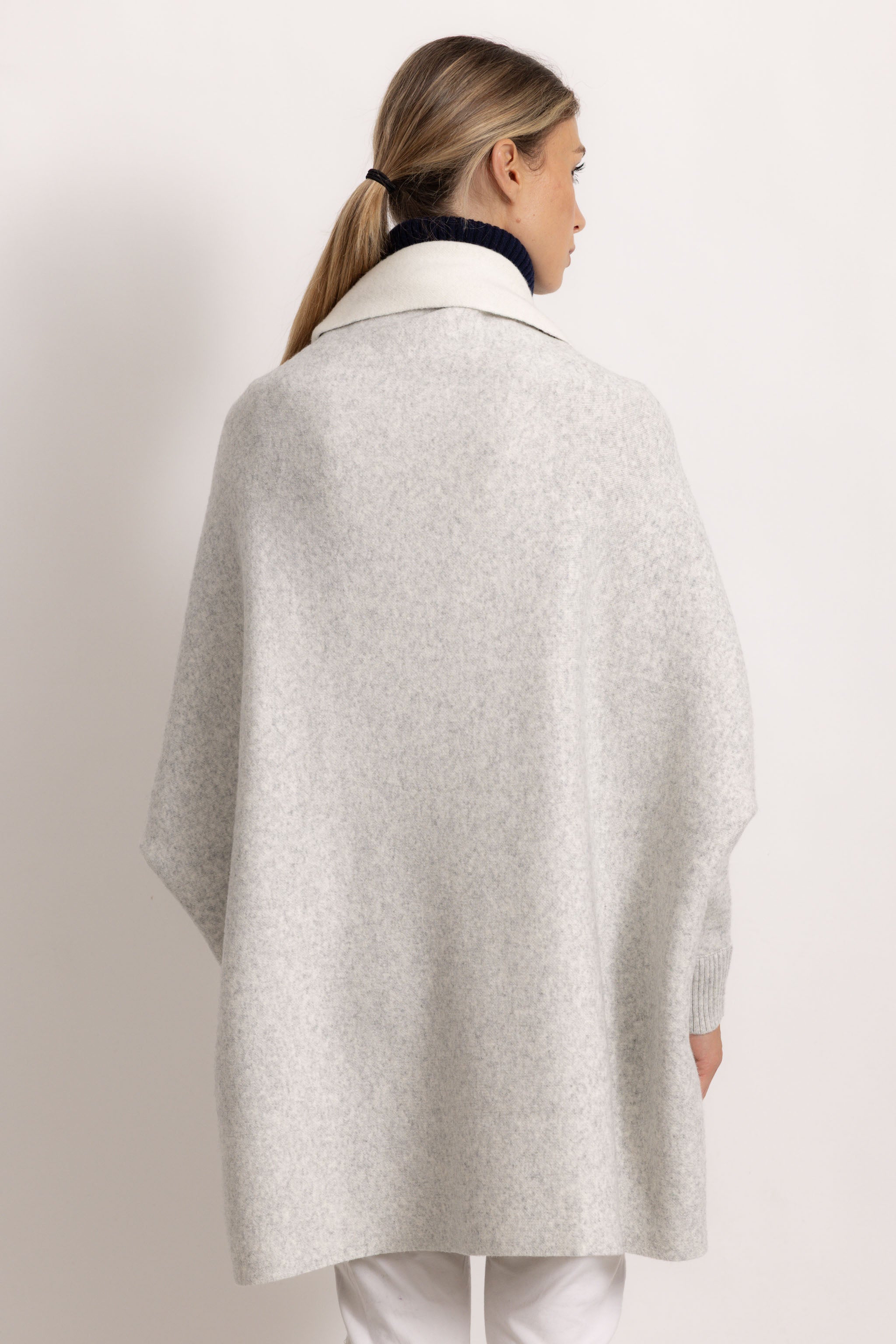 GINEVRA - Poncho con maniche (Grigio Chiaro/Ecru)