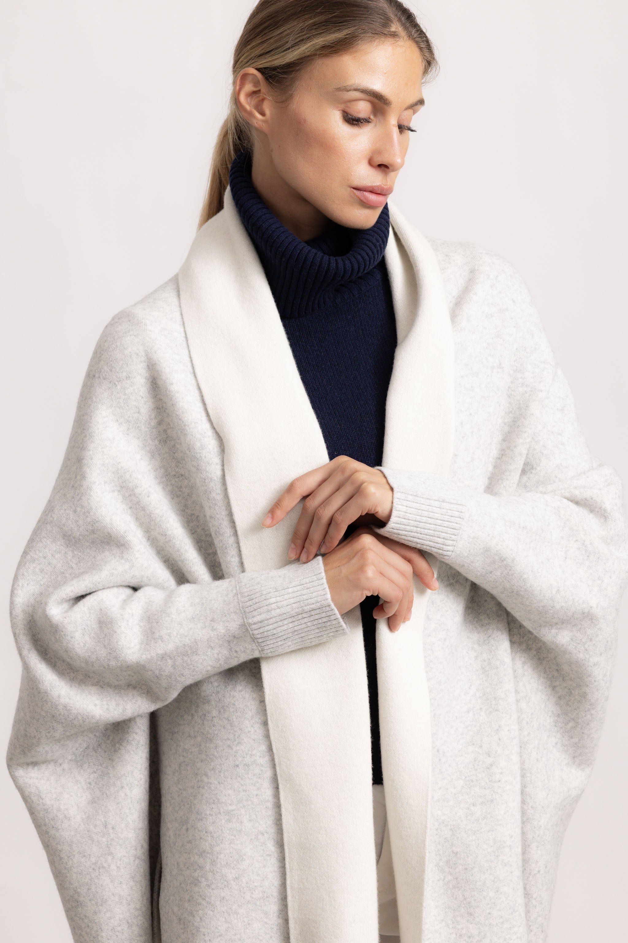 GINEVRA - Poncho con maniche (Grigio Chiaro/Ecru)