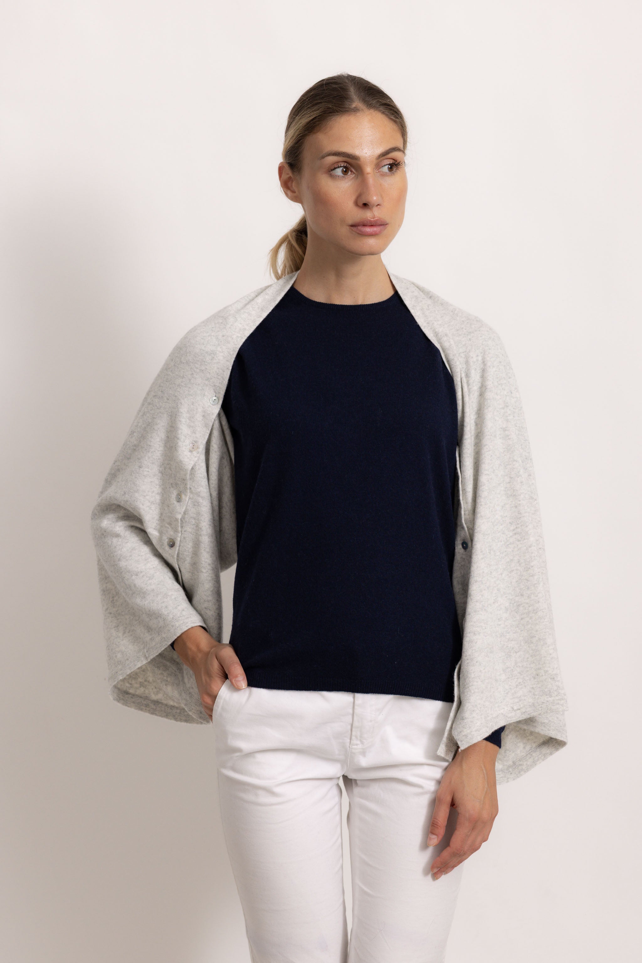 LAVINIA - Poncho con bottoni (Grigio)