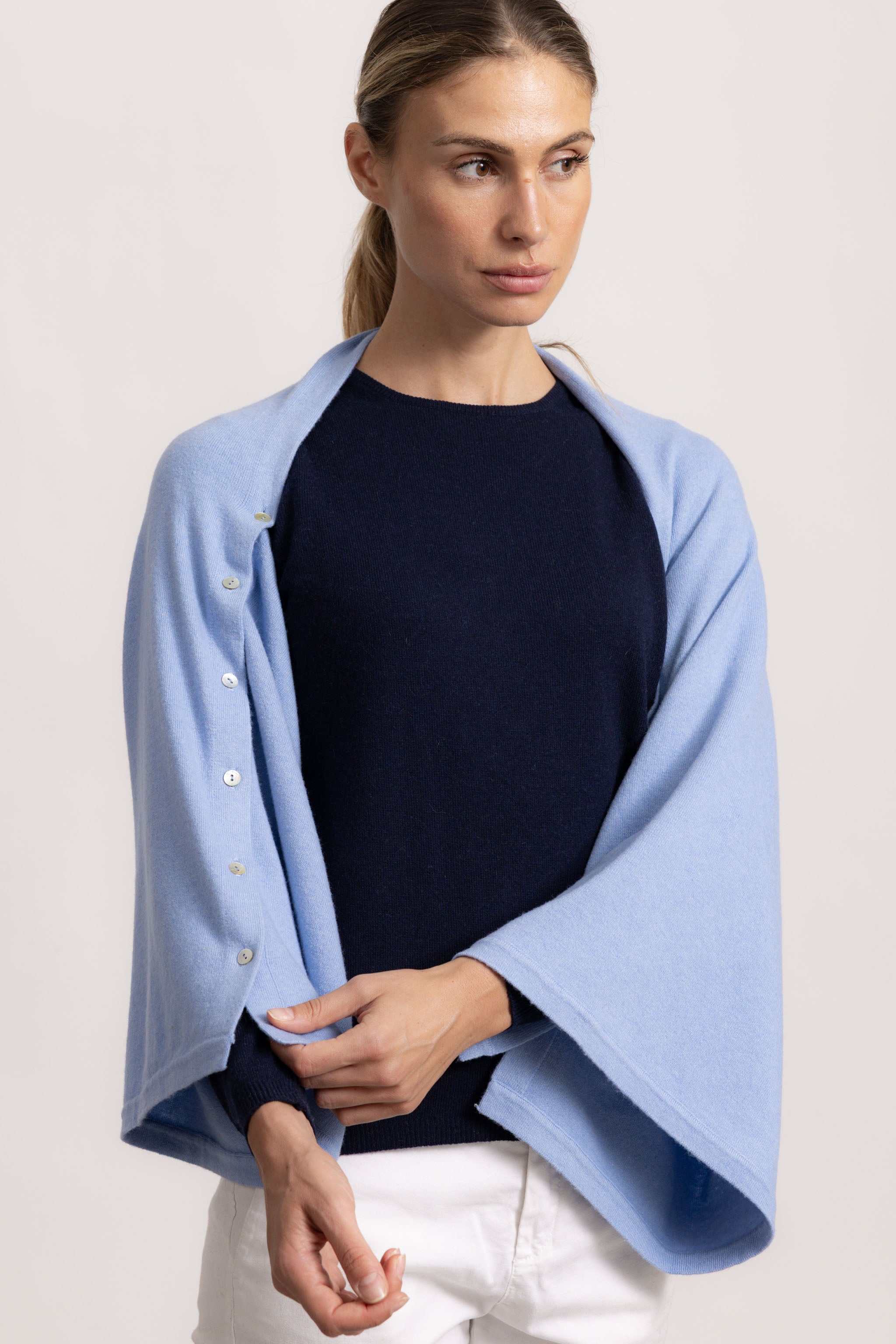 LAVINIA - Poncho con bottoni (Polvere)