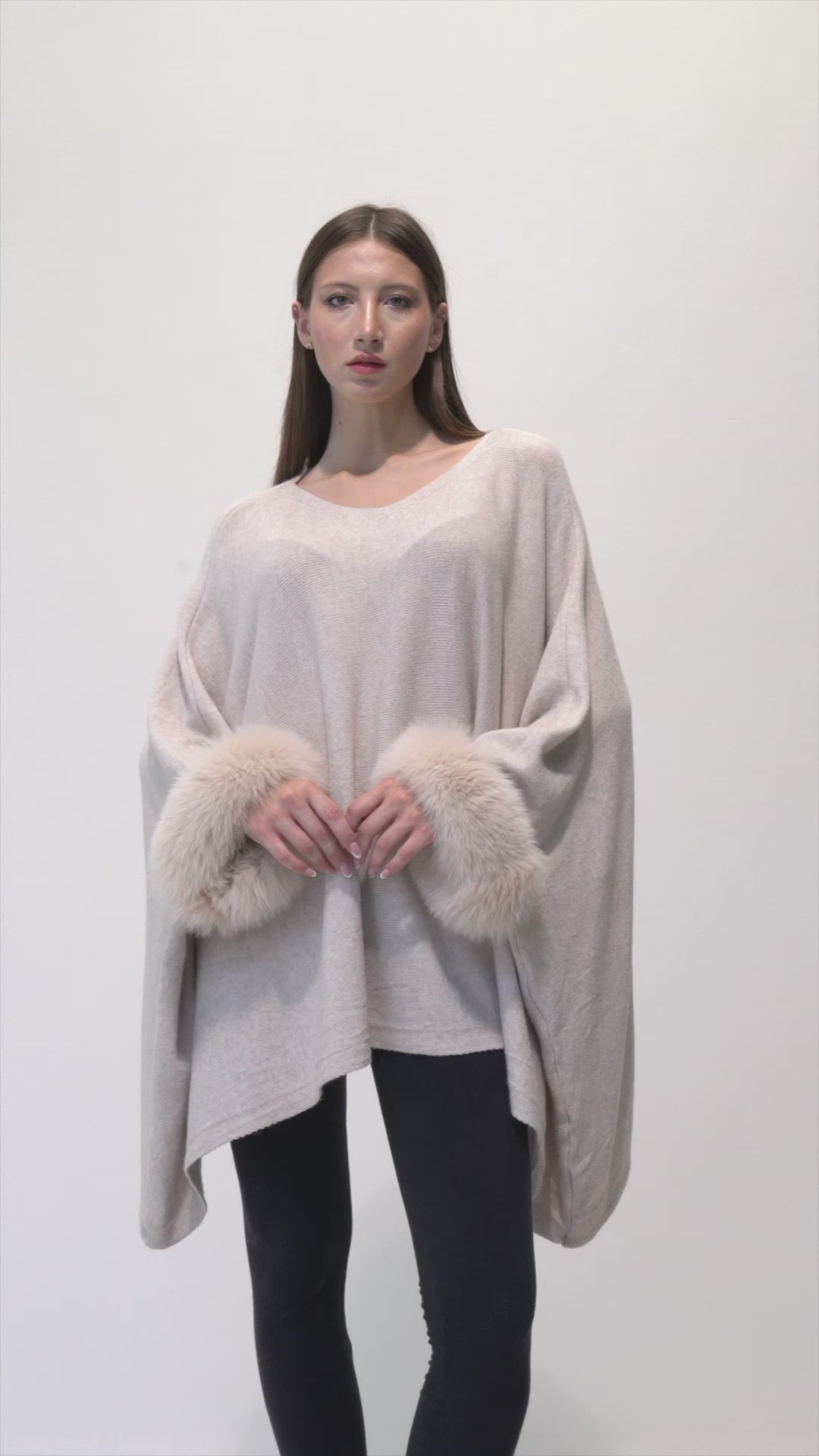 London - Poncho with fur on the cuffs Sand